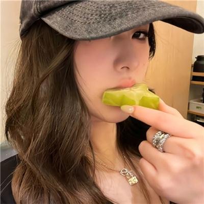 落在她身边